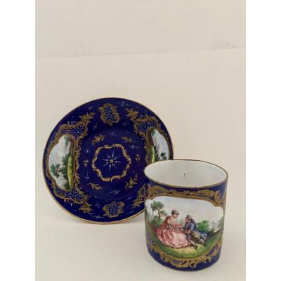 Tasse Et Sa Sous. Tasse Aux émaux De Battersea Angleterre Vers 1760