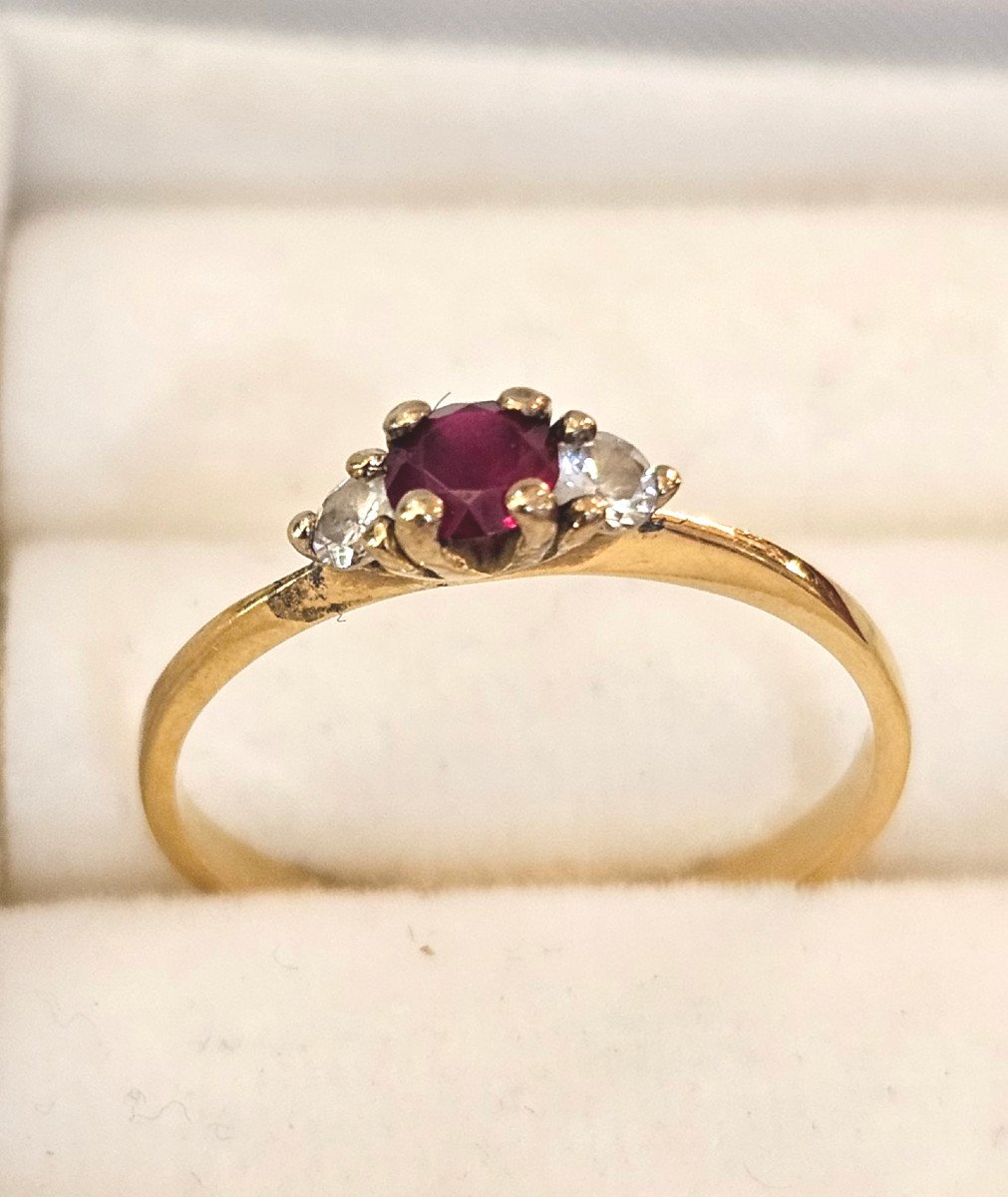 Bague Or 18k Sertie d'Une Pierre Rouge Et De 2 Brillants