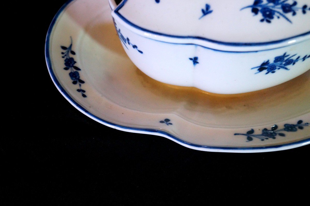 18th Century Arras Porcelain Gravy Boat-photo-1