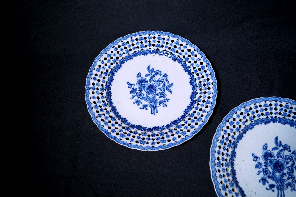 Pair Of 18th Century Chinese Porcelain Plates-photo-3