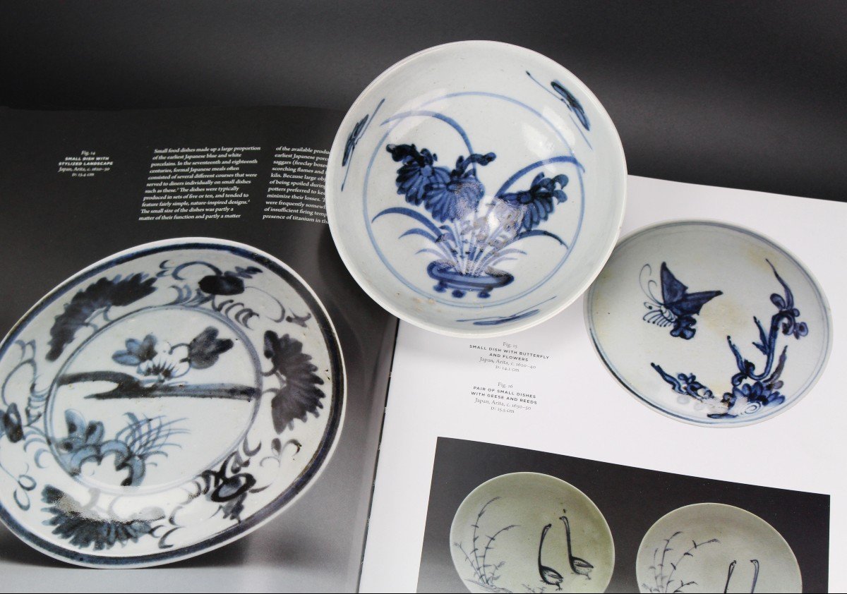 Plat En Porcelaine Japonaise Bleu Et Blanc Shoki Imari Période Edo Antique XVIIe Siècle -photo-1