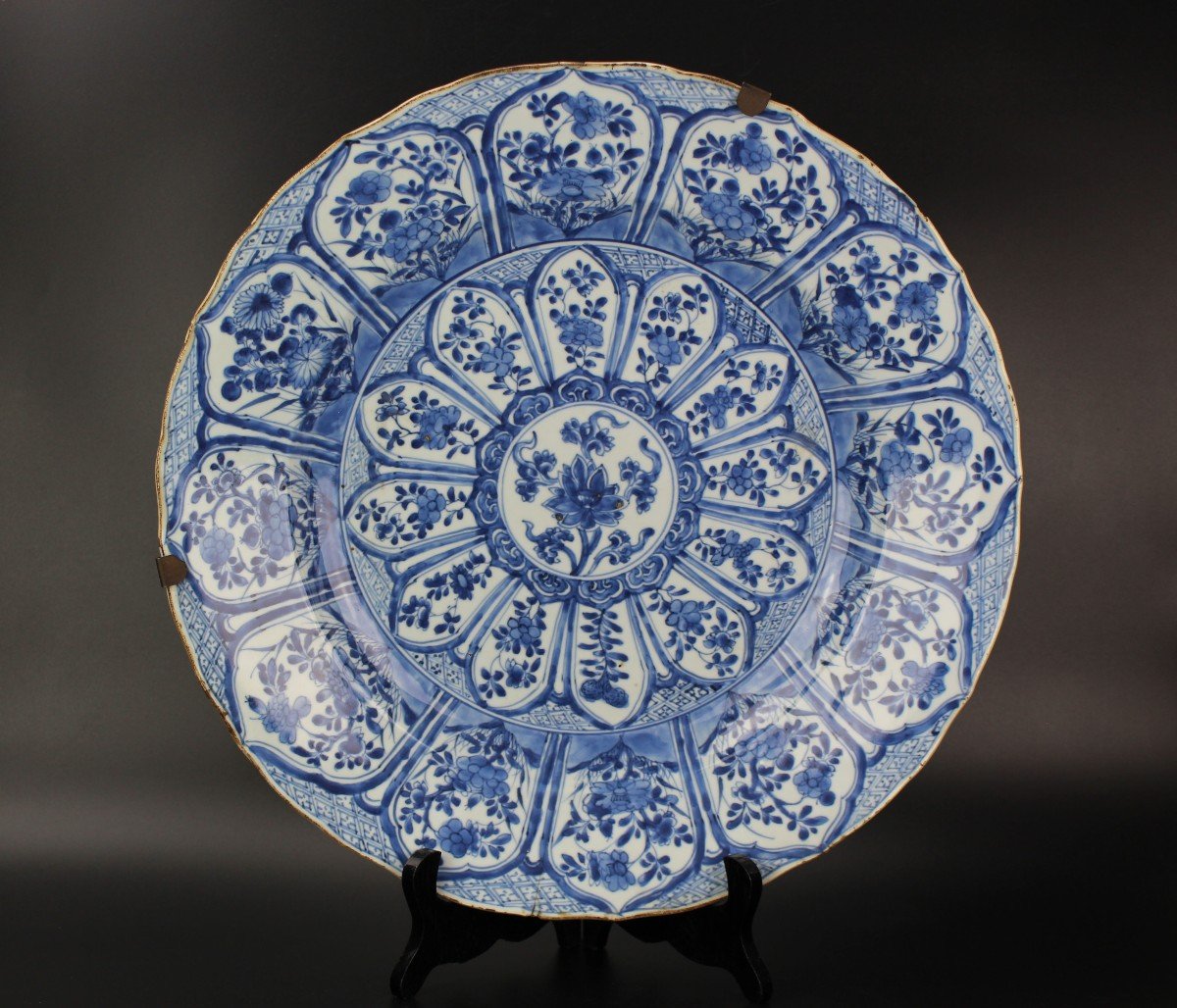 Grand Plat Bleu Et Blanc Porcelaine Chinoise Kangxi 38,8 Cm Dynastie Qing 18e Siècle Assiette