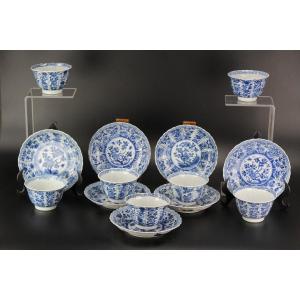 Tasse Et Soucoupes En Porcelaine Chinoise Kangxi Bleu Et Blanc Du XVIIIe Siècle Dynastie Qing