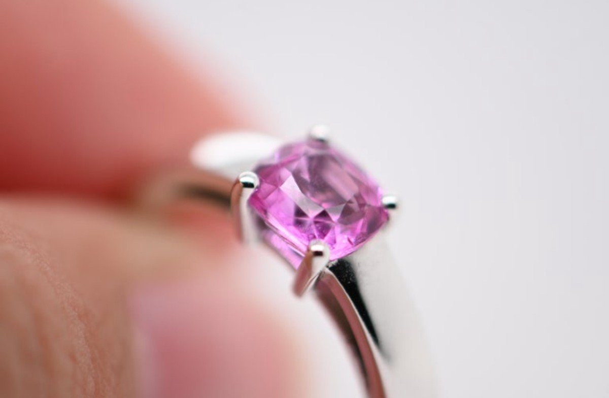 Ring In 18k White Gold Adorned With A Pink Sapphire-photo-3
