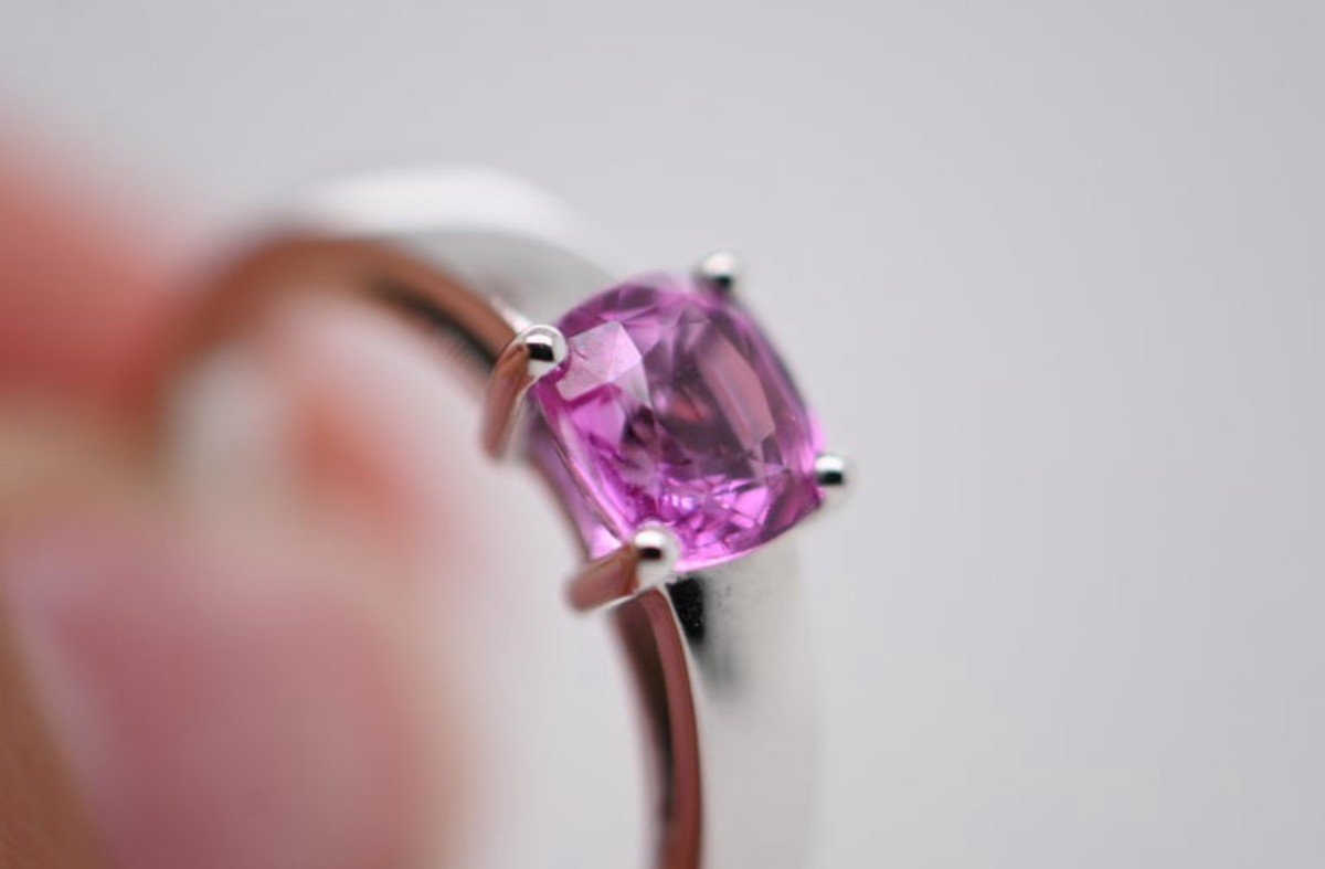 Ring In 18k White Gold Adorned With A Pink Sapphire-photo-1