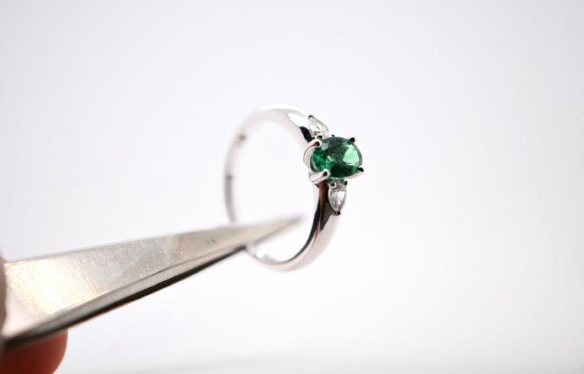 18k White Gold Ring With 0.81 Carat Emerald And 0.22 Carat Diamonds-photo-1