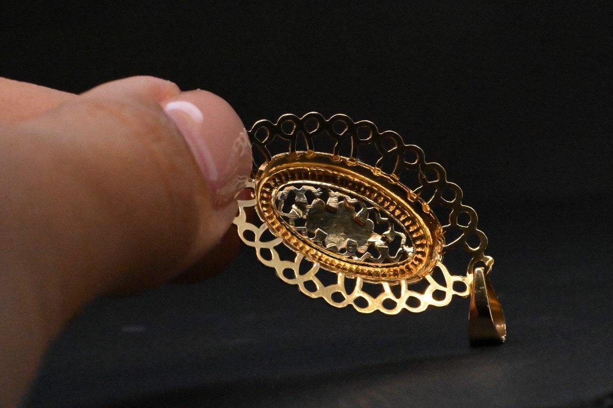 Old Medallion Pendant In 18 Carat Gold-photo-1