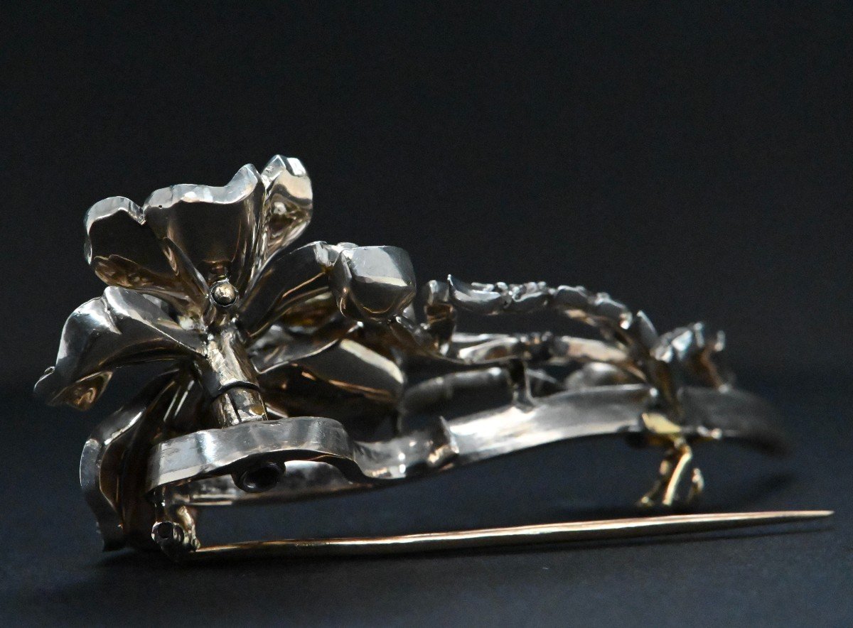 Flower Brooch In 18k White Gold Adorned With Diamonds-photo-2