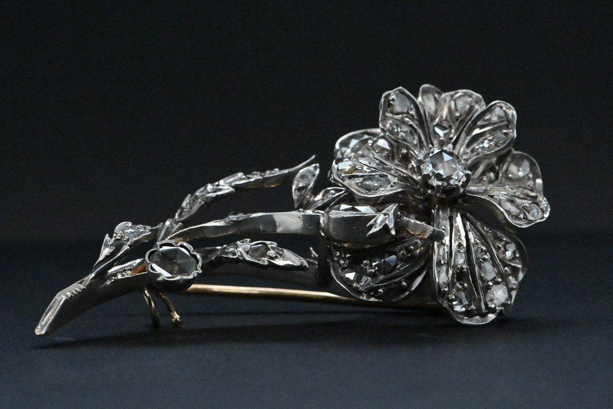 Flower Brooch In 18k White Gold Adorned With Diamonds-photo-4