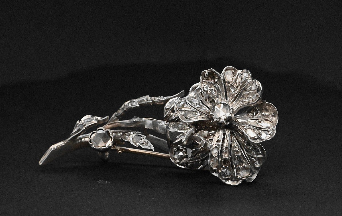 Flower Brooch In 18k White Gold Adorned With Diamonds-photo-1