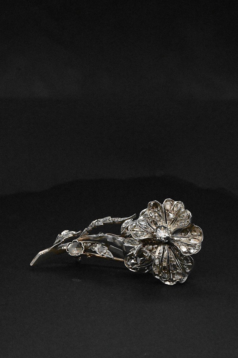 Flower Brooch In 18k White Gold Adorned With Diamonds-photo-3