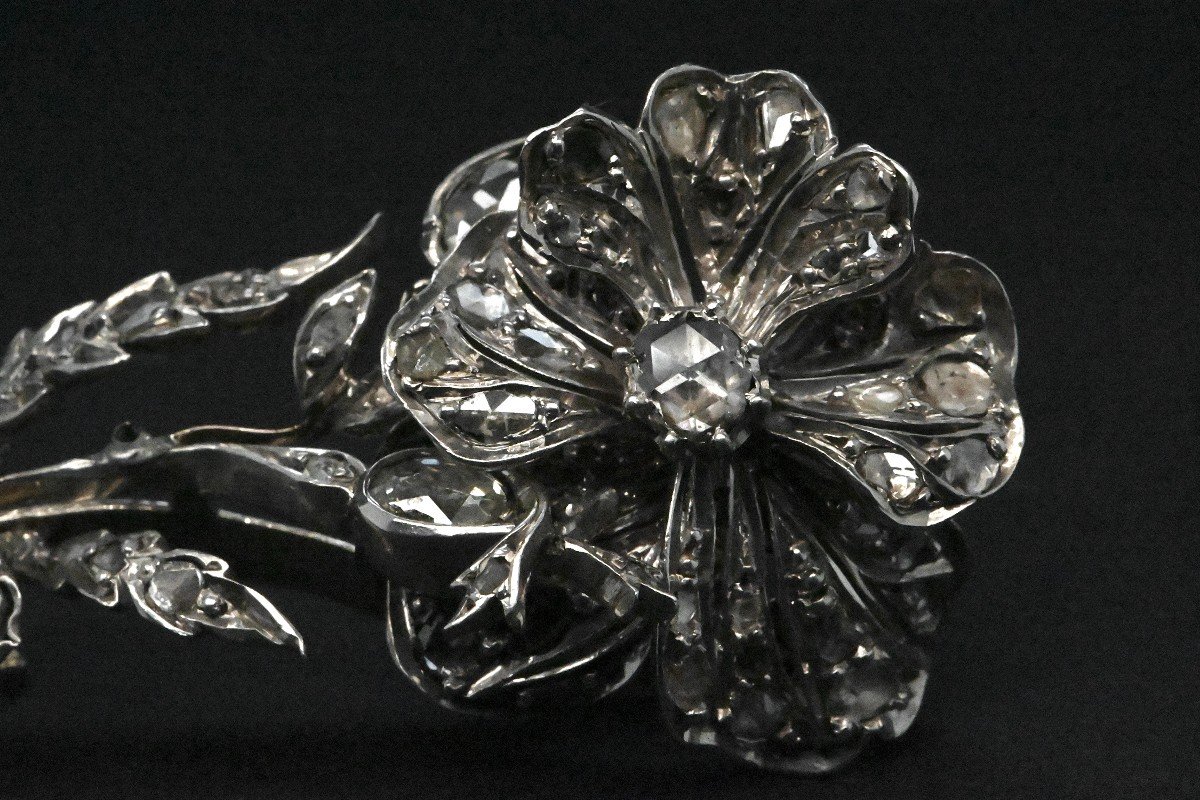 Flower Brooch In 18k White Gold Adorned With Diamonds-photo-5