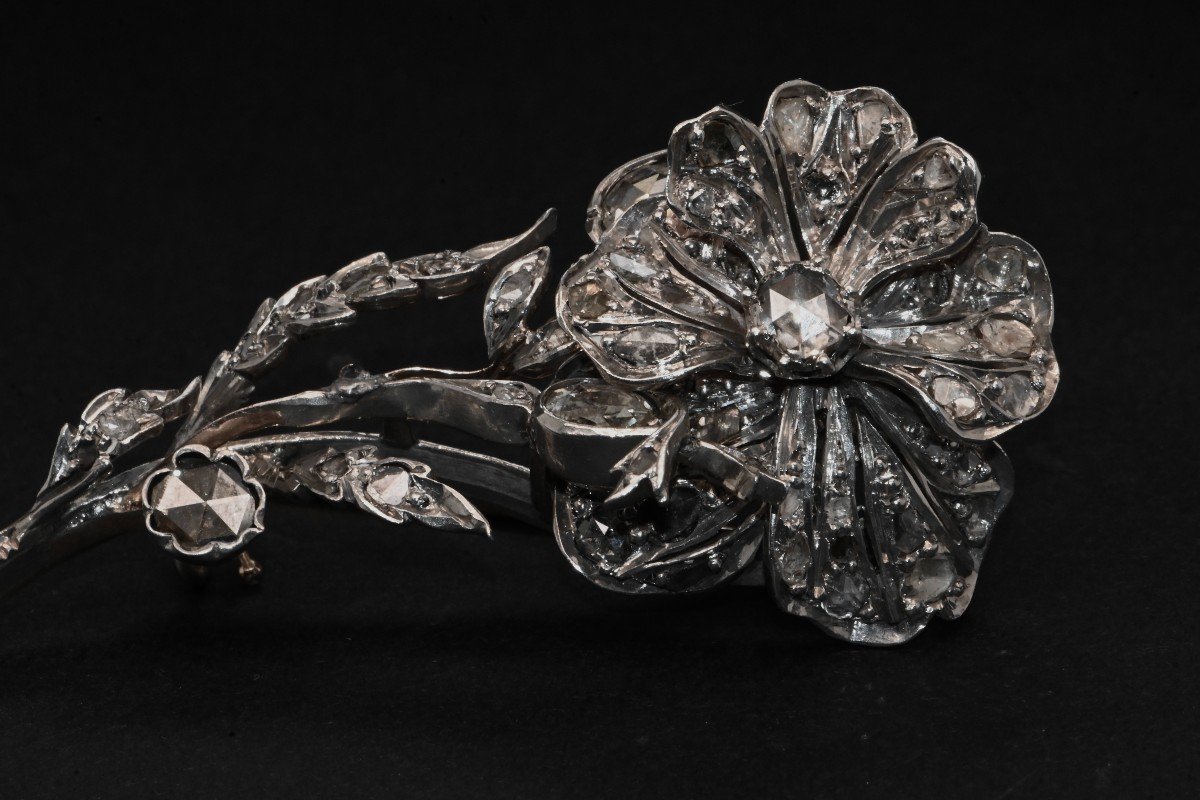 Flower Brooch In 18k White Gold Adorned With Diamonds-photo-6