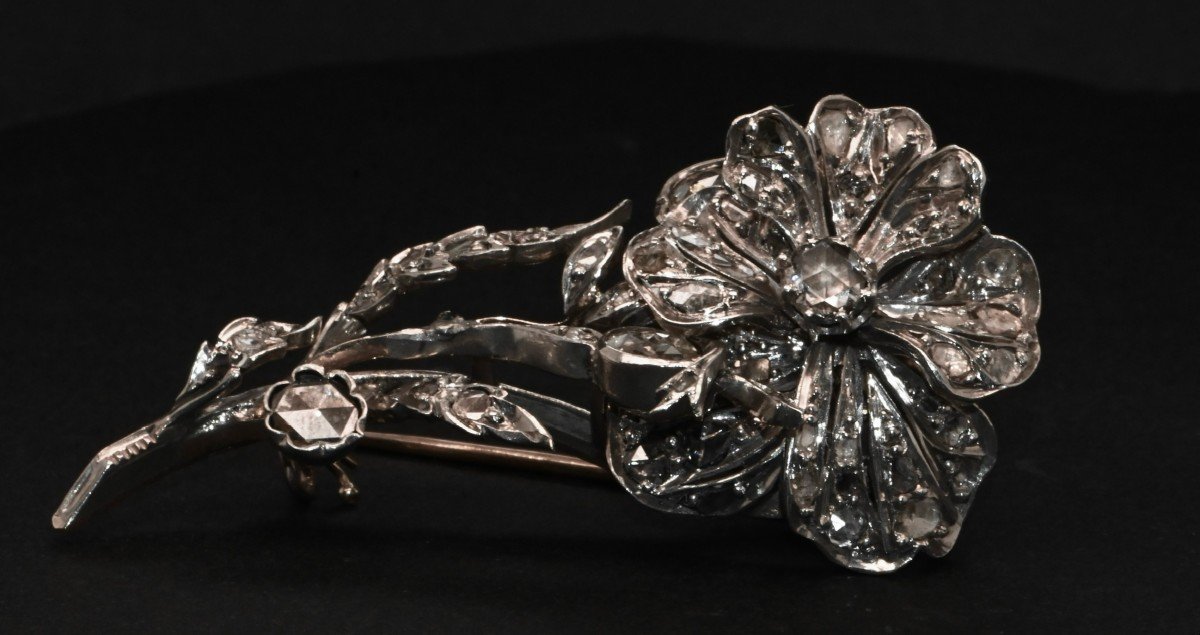 Flower Brooch In 18k White Gold Adorned With Diamonds-photo-7