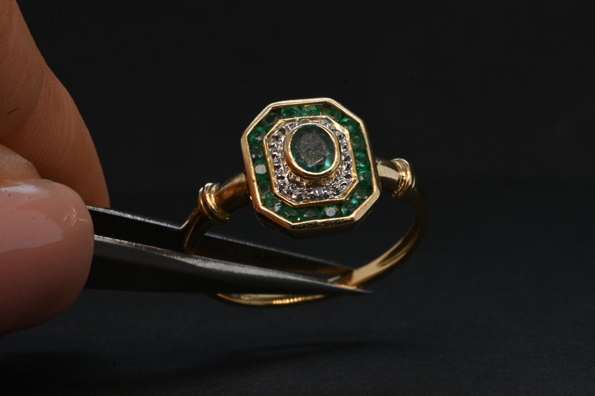 18-karat Gold Ring Adorned With Emerald And Diamonds-photo-6