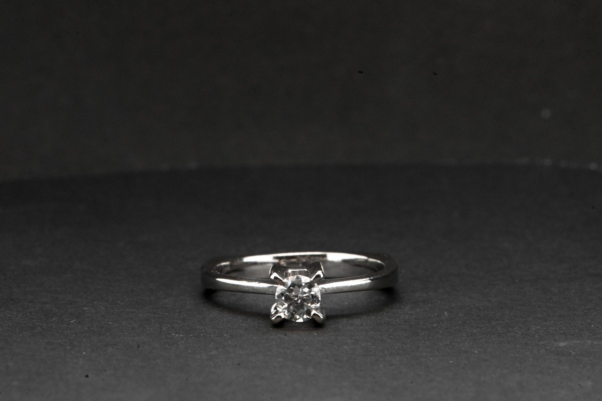 Solitaire In 18-carat White Gold, Angular On The Bottom Adorned With Diamonds-photo-1