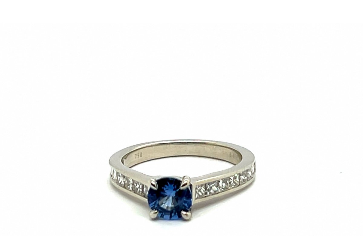 18 Carat White Gold Ring With Sapphire And Diamonds 0.800 Carats