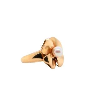 Cocktail Ring Decorated With A Flower In 18k Yellow Gold With Cultured Pearl