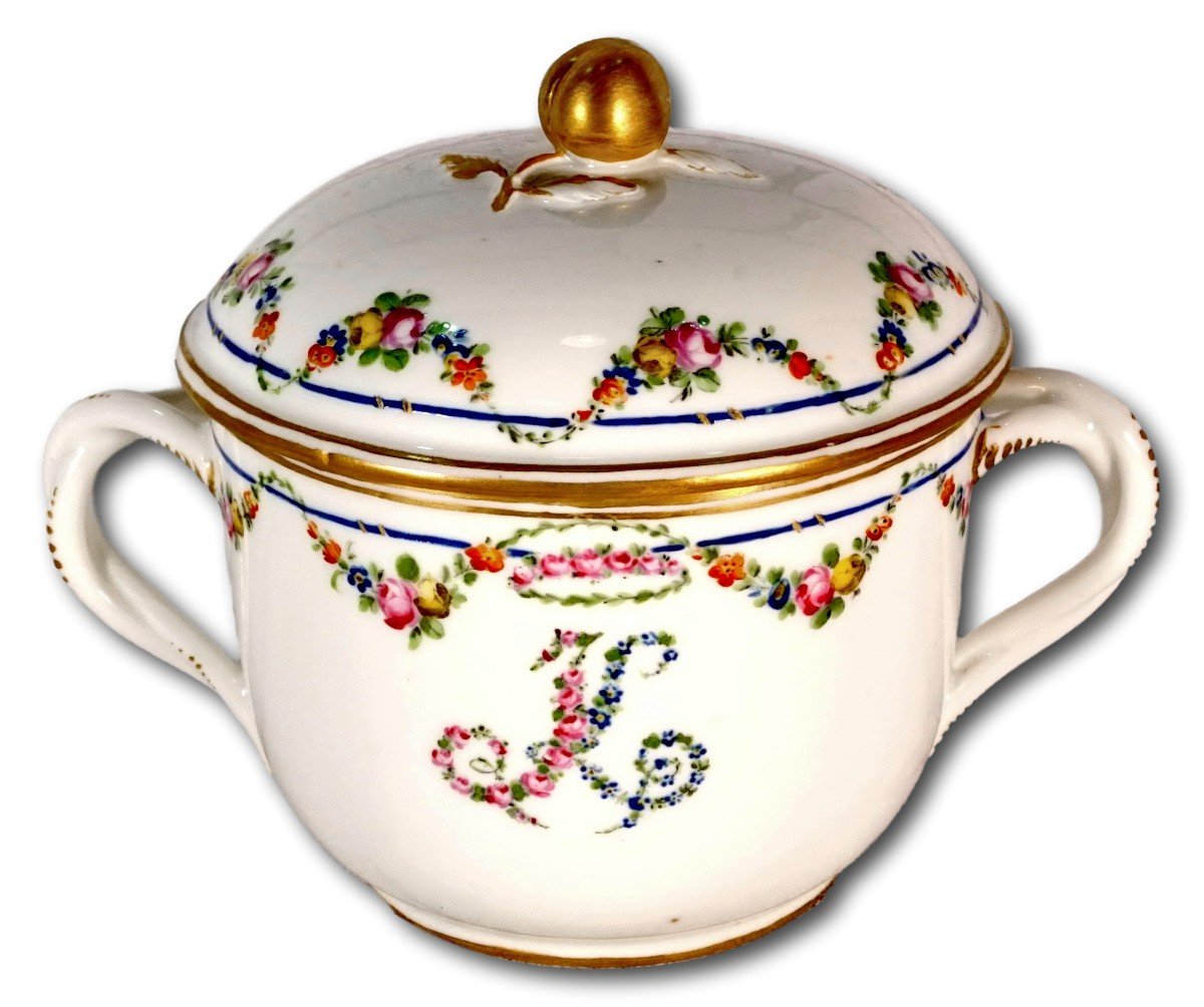 Curious Bouillon Bowl And Its Lid In Paris Porcelain - Ep. 18th Century