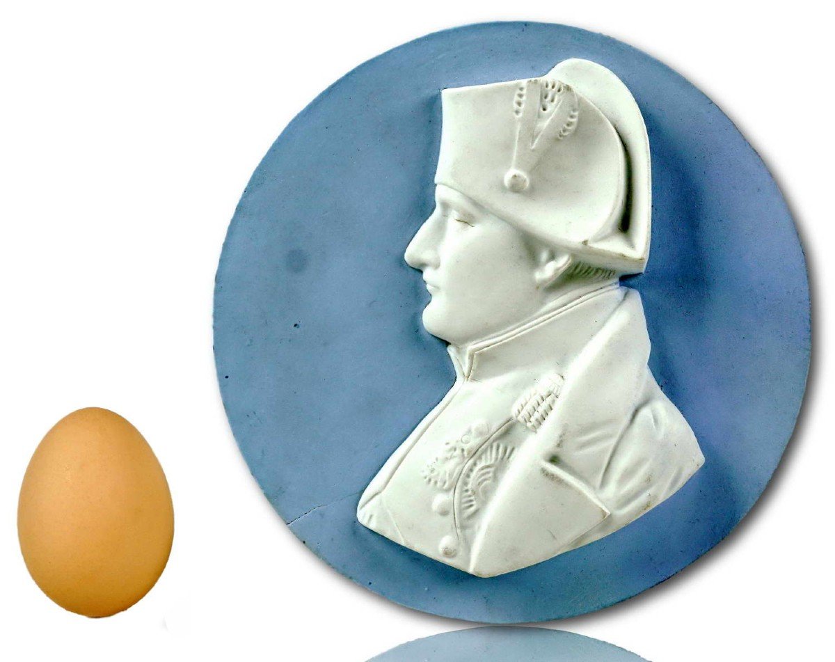 Grand Médaillon Représentant Napoléon 1er En Biscuit De Porcelaine De Paris - Ep. XIXe (1824)