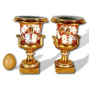 Rare Paire De Vases Médicis En Porcelaine De Paris à Décor De Cartes à Jouer- Ep. Début XIXe