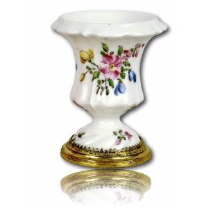 Petit Vase Medicis En Porcelaine De Mennecy - Ep. XVIIIe