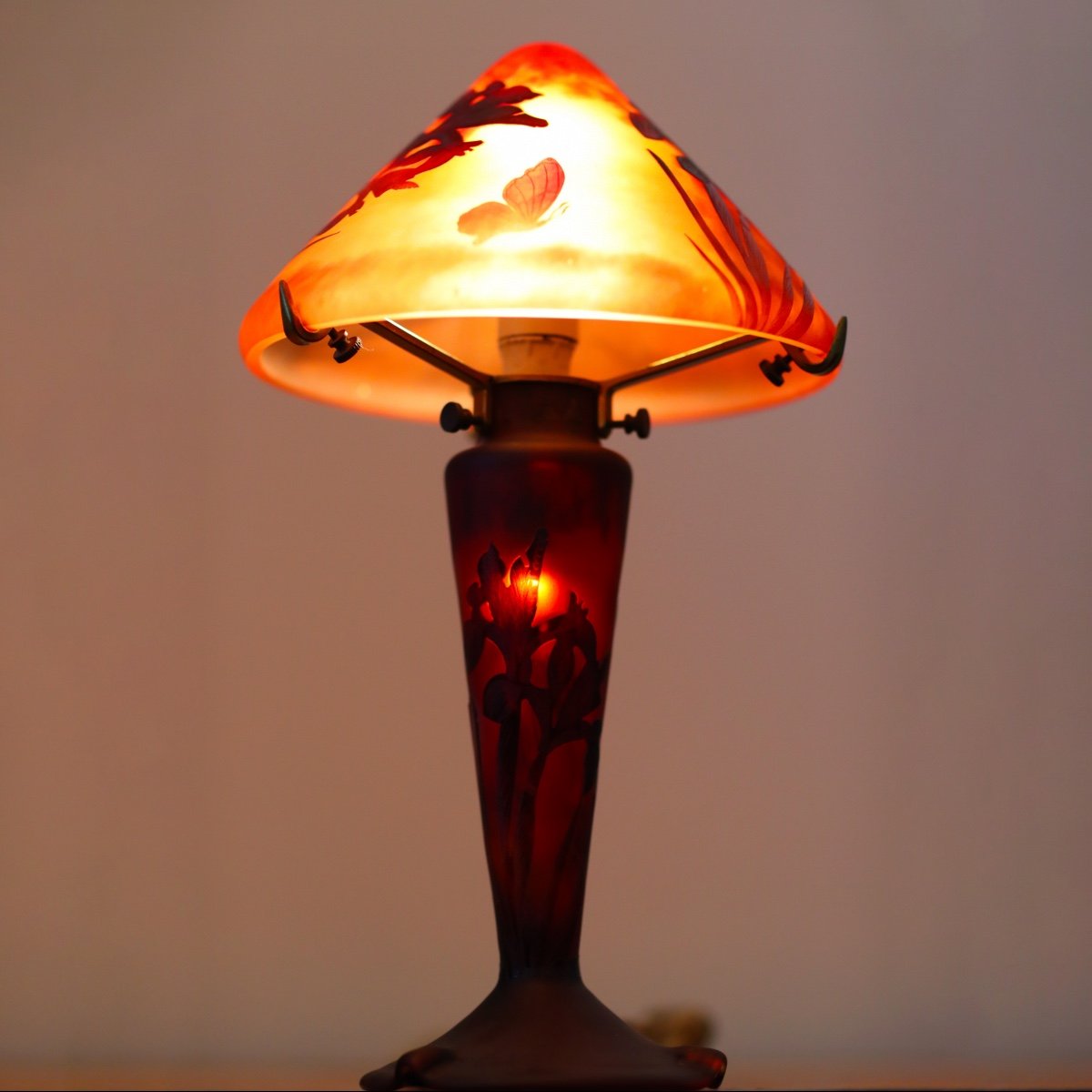 Lampe Champignon a décor d'Iris et de Papillons par La Rochère 