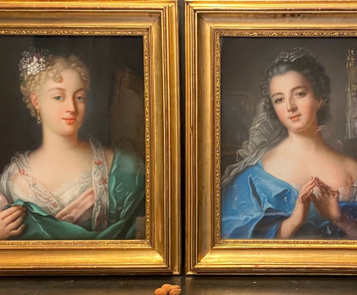 Paire De Pastels, Portraits De Femmes,  Dans Le Gout De Rosalba Carriera.