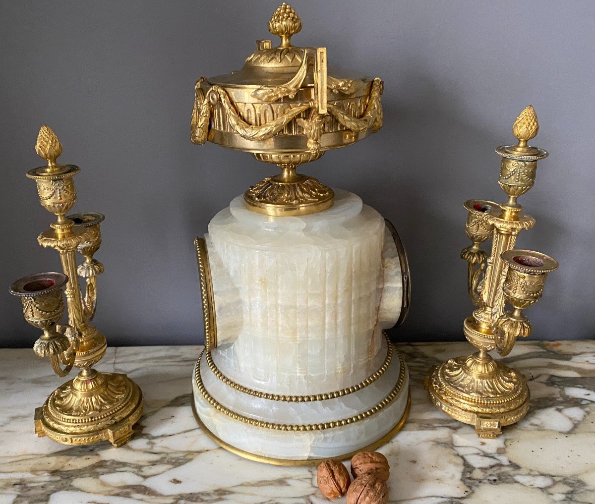 Garniture De Cheminée, Pendule En Onyx Et Bronze Et Ses Deux Candélabres -photo-2