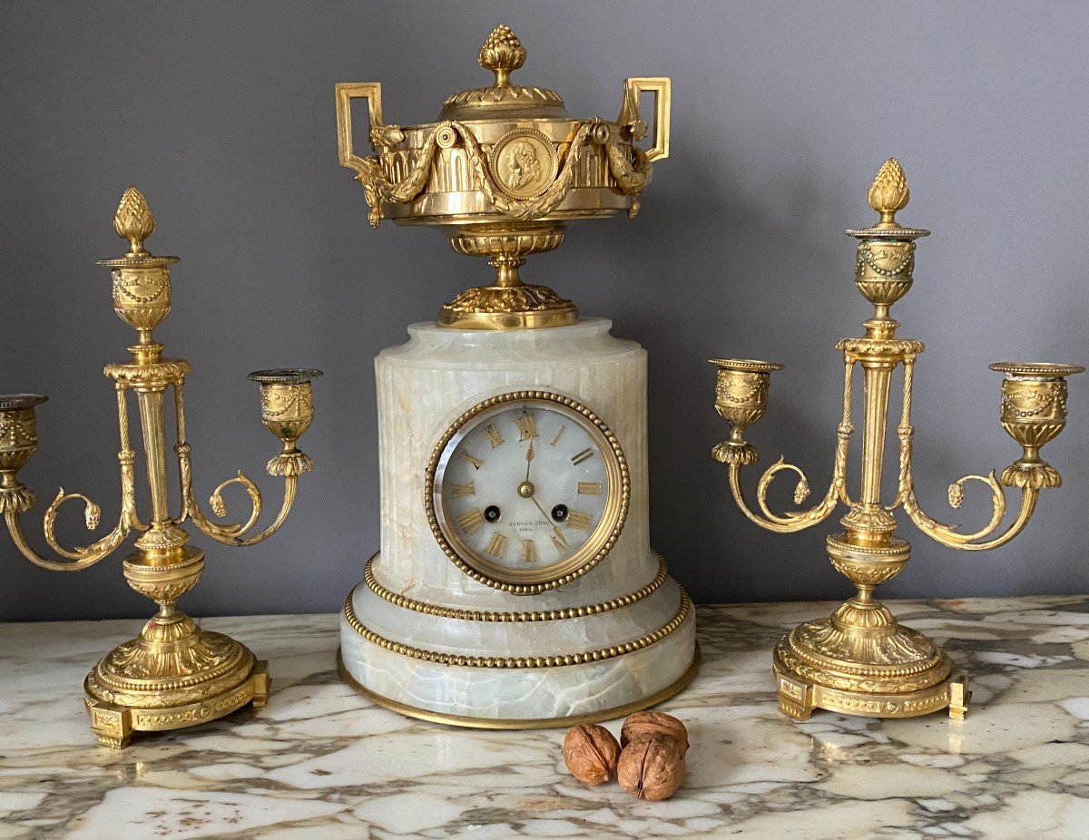 Garniture De Cheminée, Pendule En Onyx Et Bronze Et Ses Deux Candélabres 