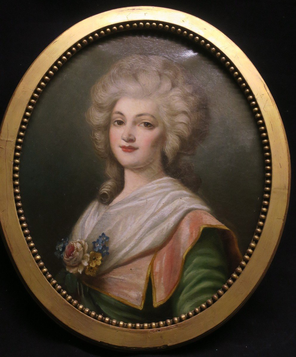 Portrait De Jeune Femme En Buste