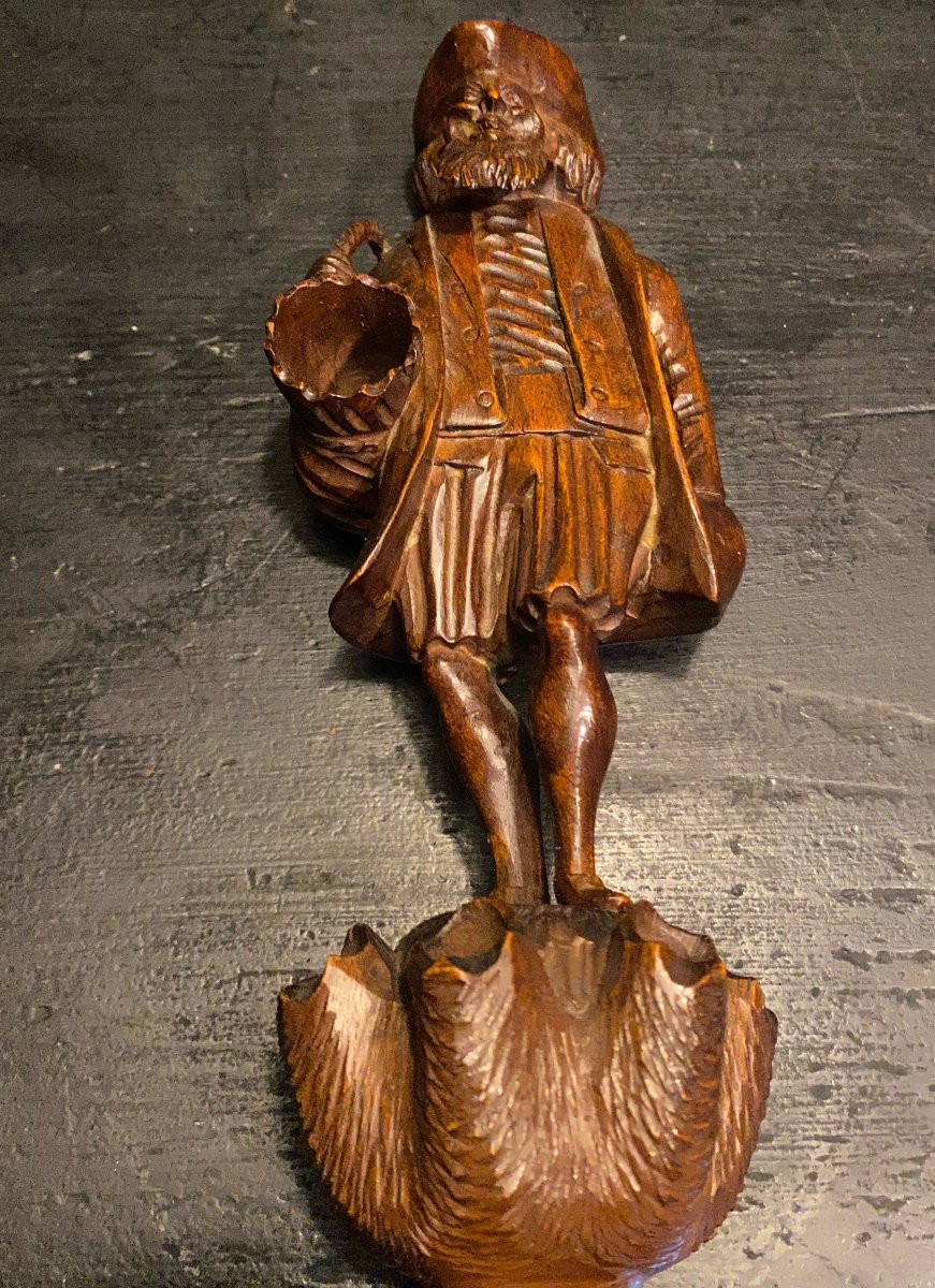 Statuette En Bois, Homme Portant Un Sac-photo-1