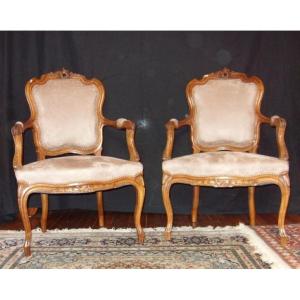 Paire De Fauteuils Rocaille En Noyer