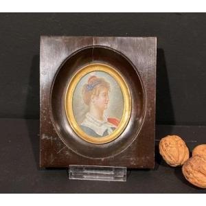 Miniature, Femme De Profil