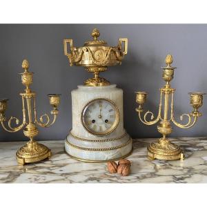 Garniture De Cheminée, Pendule En Onyx Et Bronze Et Ses Deux Candélabres 