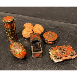 Trois Boite, Une Brosse Et Un Carnet à Décor De Tartans