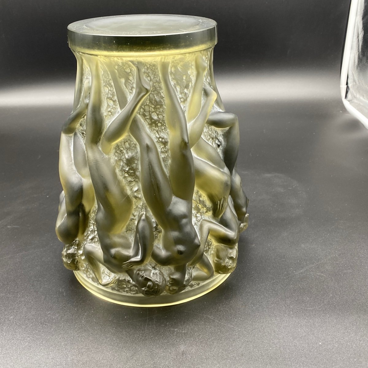 Un Vase Bacchantes En Verre Gris De R.lalique-photo-1