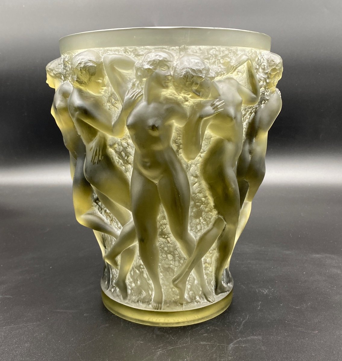 Un Vase Bacchantes En Verre Gris De R.lalique