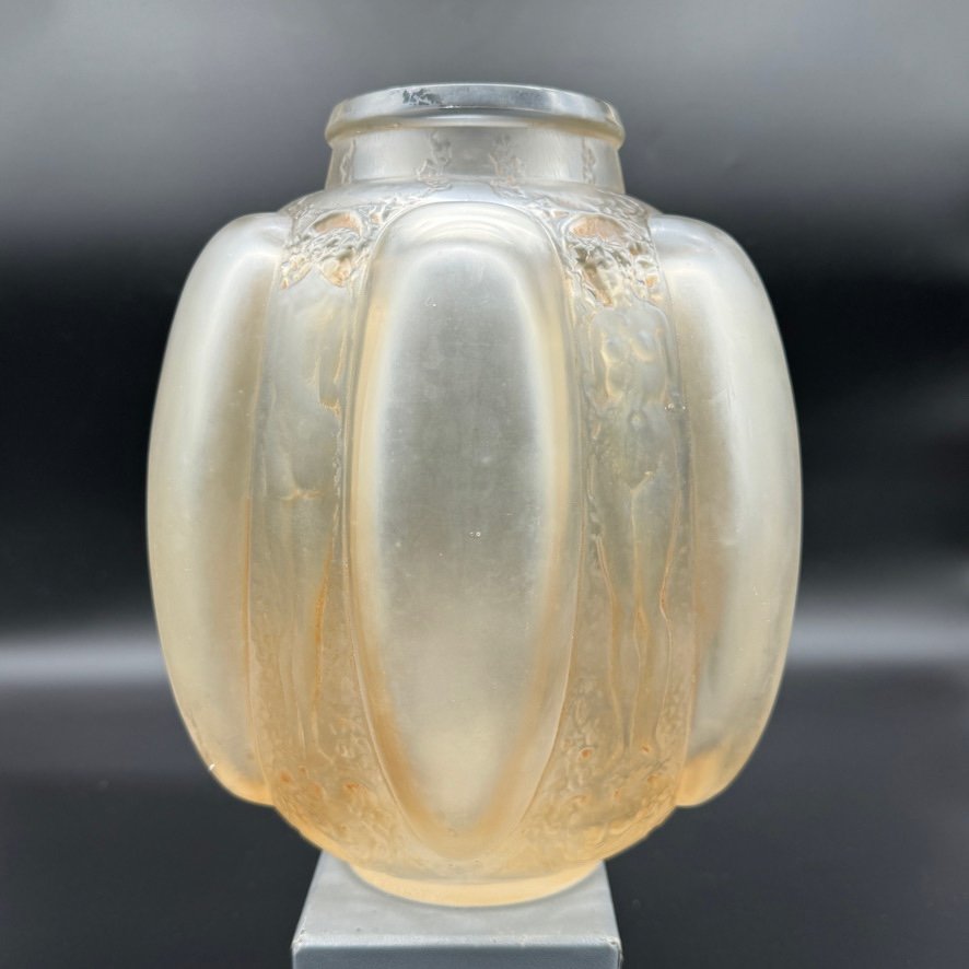 Un Vase Masques Et Figurines De R.lalique -photo-2