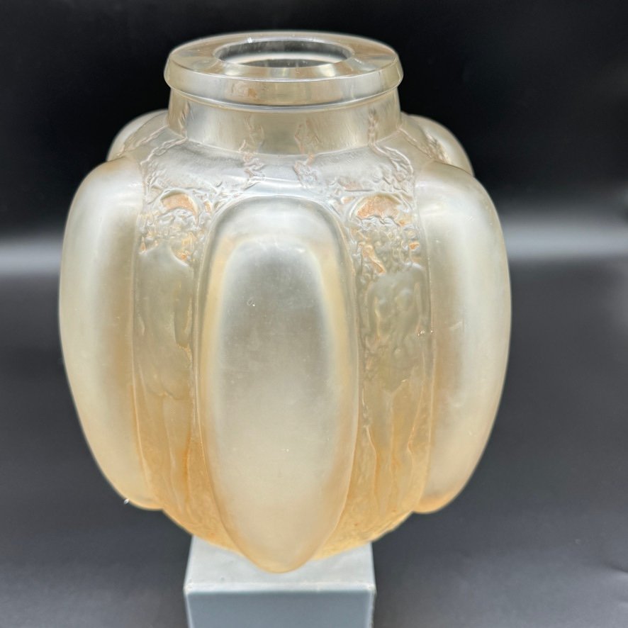 Un Vase Masques Et Figurines De R.lalique -photo-3