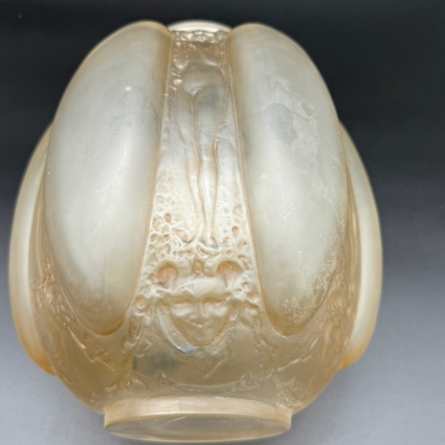 Un Vase Masques Et Figurines De R.lalique -photo-1