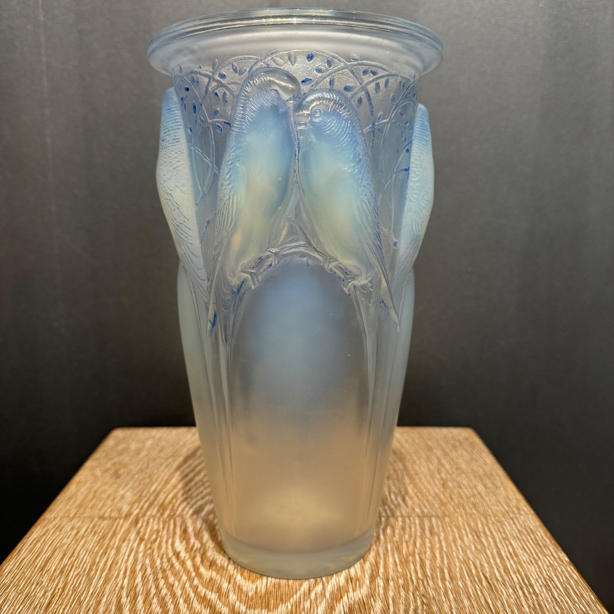 Un Ceylan En Verre Opalescent De R.lalique