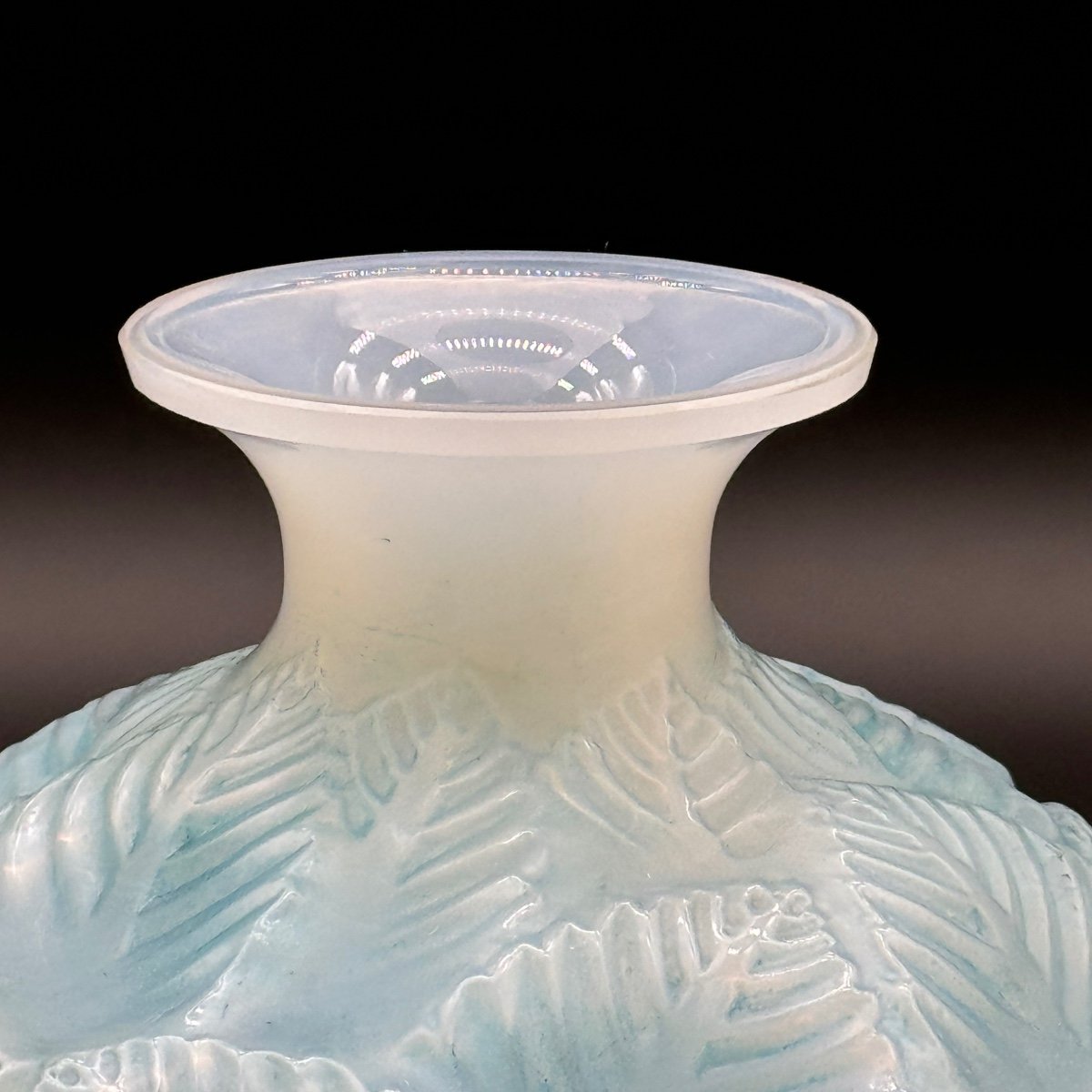 Un Vase Ormeaux En Verre Opalescent De R.lalique-photo-2