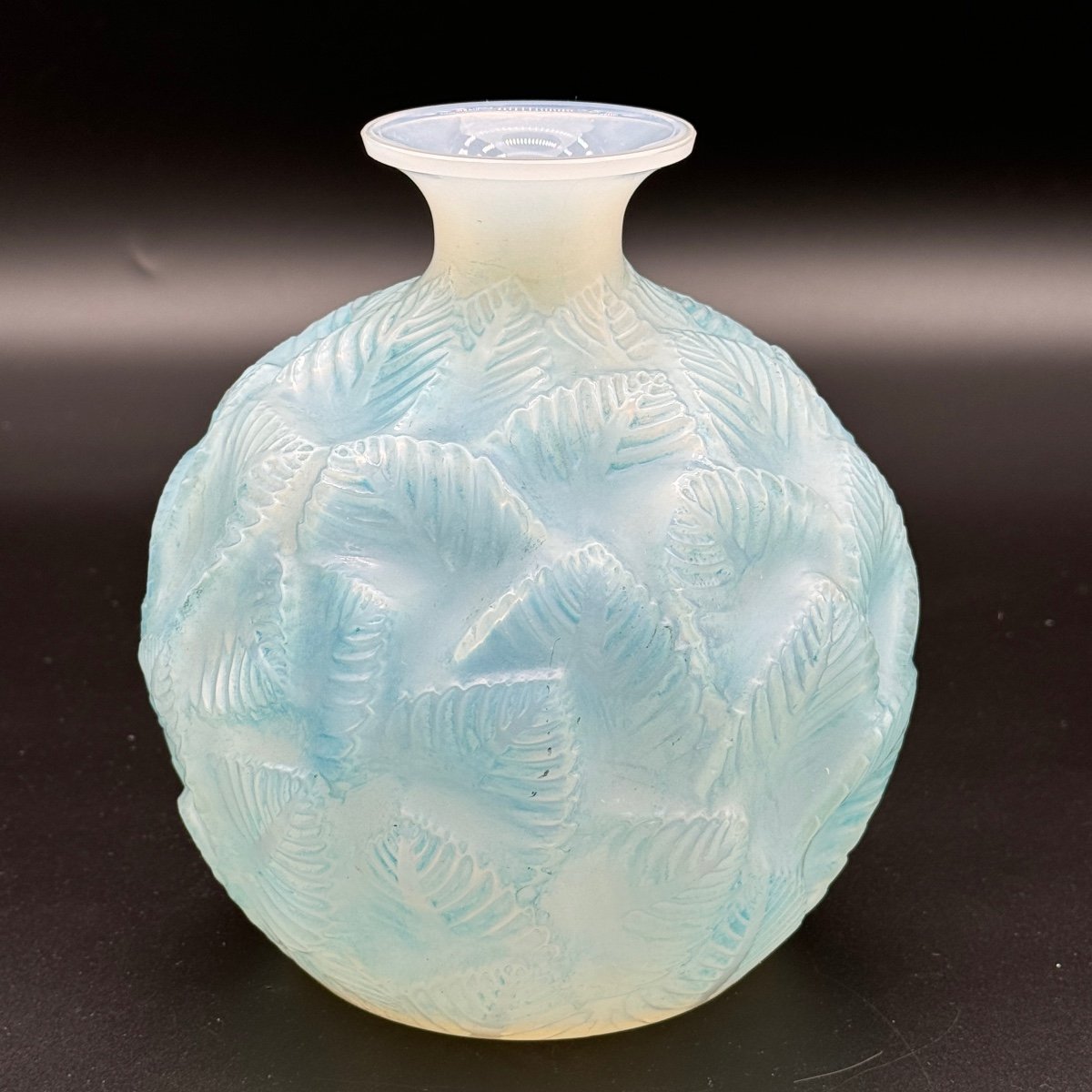 Un Vase Ormeaux En Verre Opalescent De R.lalique-photo-3