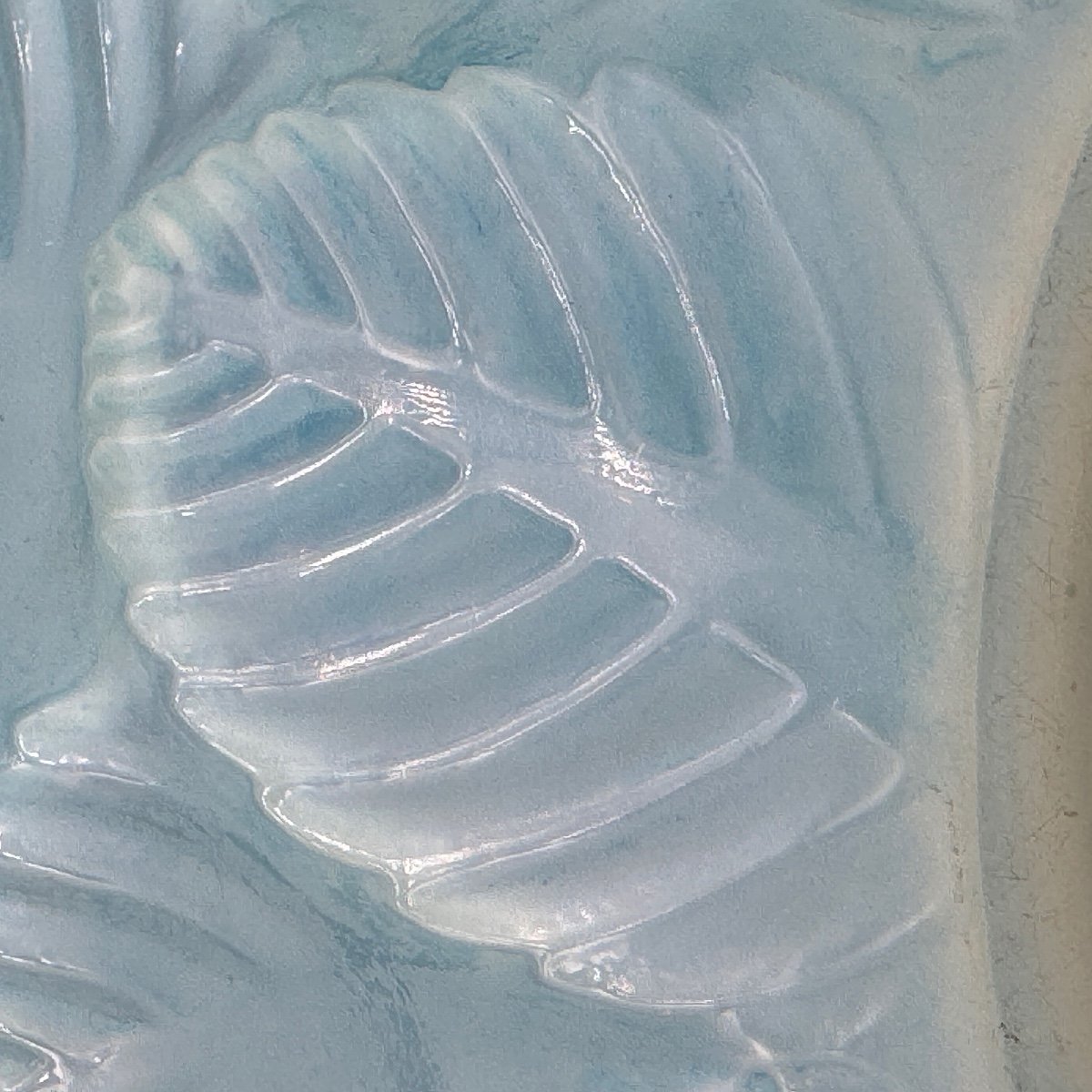 Un Vase Ormeaux En Verre Opalescent De R.lalique-photo-1