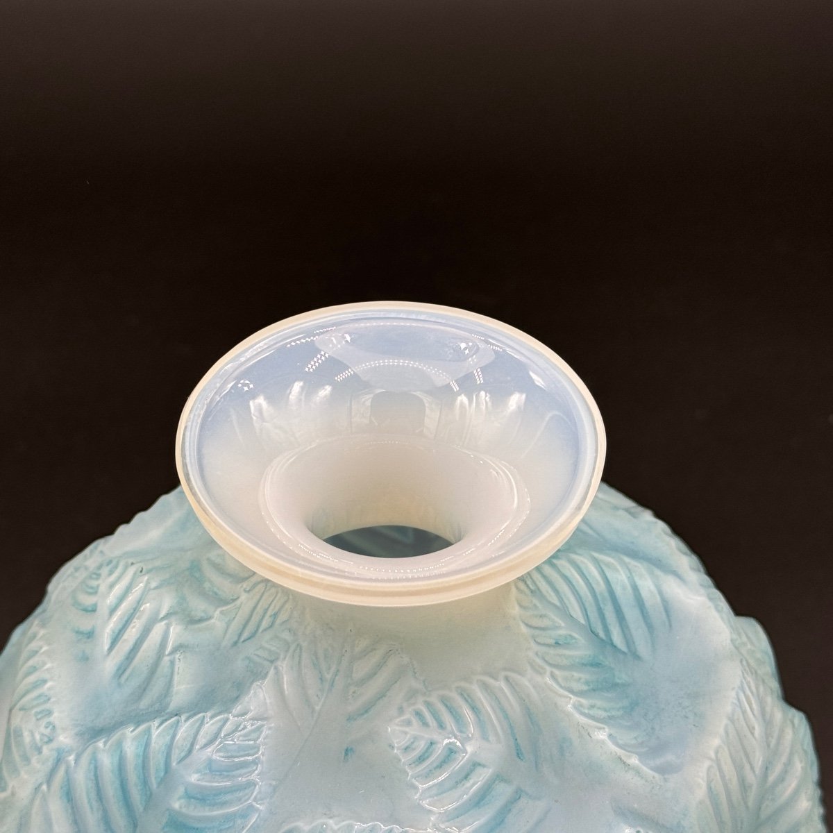 Un Vase Ormeaux En Verre Opalescent De R.lalique-photo-2