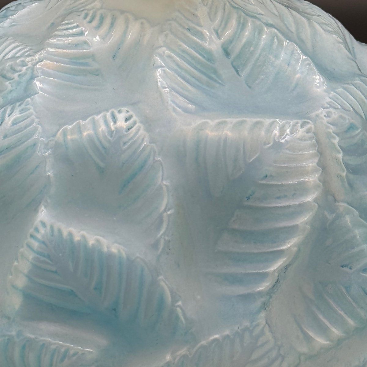 Un Vase Ormeaux En Verre Opalescent De R.lalique-photo-3