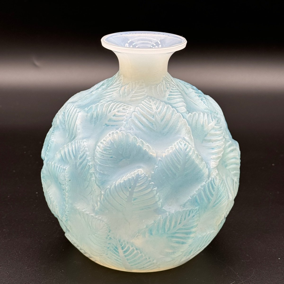 Un Vase Ormeaux En Verre Opalescent De R.lalique-photo-4