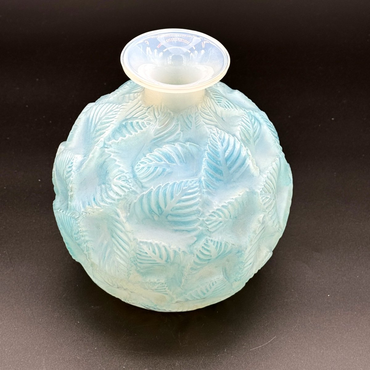 Un Vase Ormeaux En Verre Opalescent De R.lalique