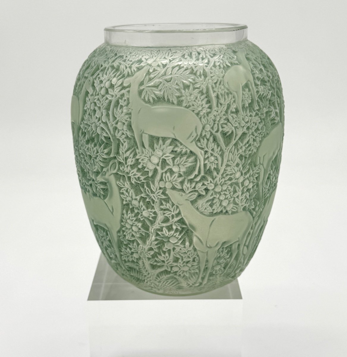 A Biches  Vase By R.lalique